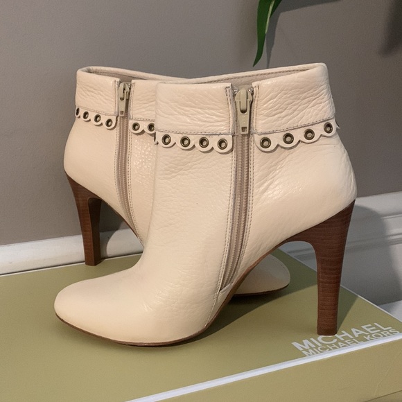 Michae Kors Woman’s Roadie Cream Bootie Size 7 - Picture 6 of 14